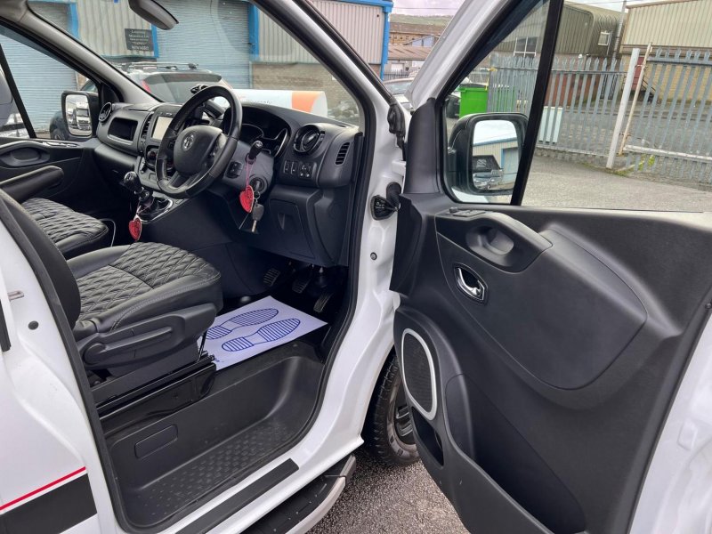 VAUXHALL VIVARO