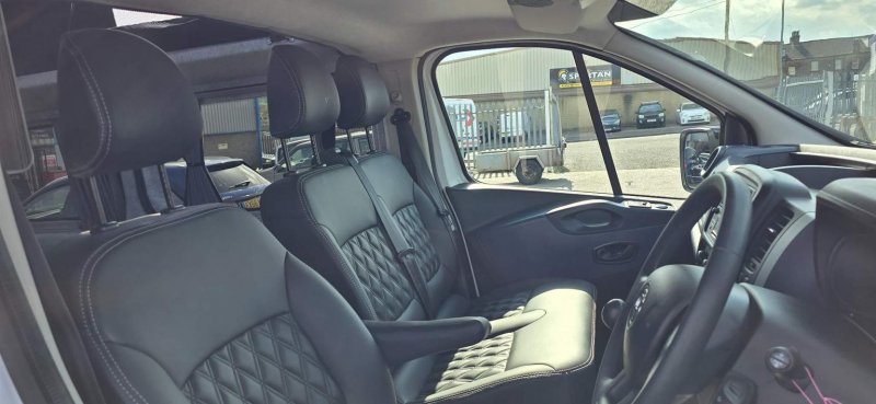 VAUXHALL VIVARO