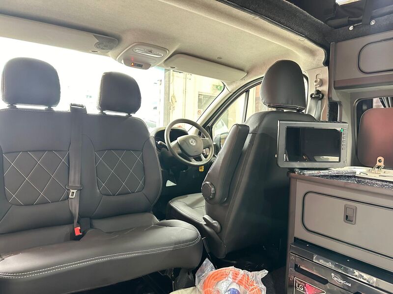 VAUXHALL VIVARO