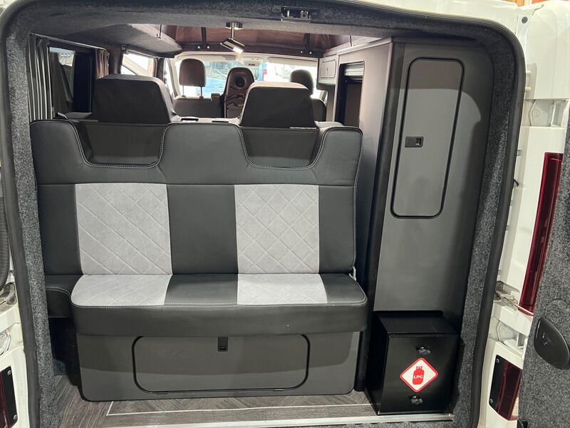 VAUXHALL VIVARO