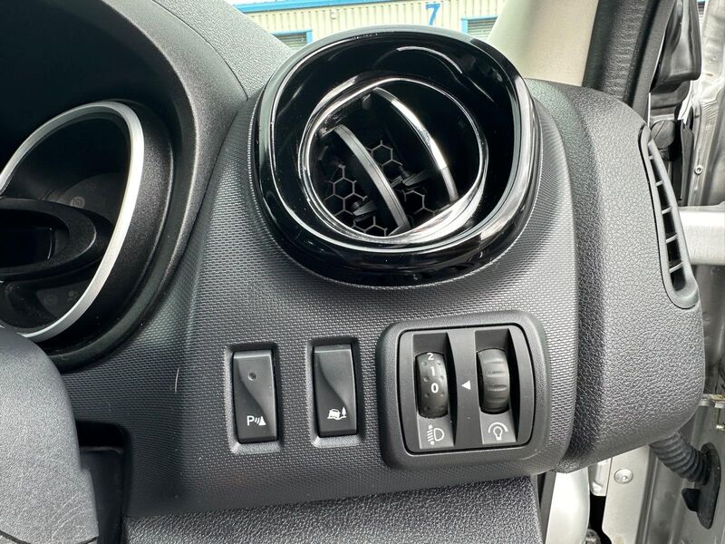 VAUXHALL VIVARO