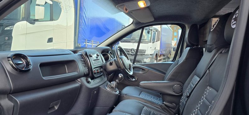VAUXHALL VIVARO