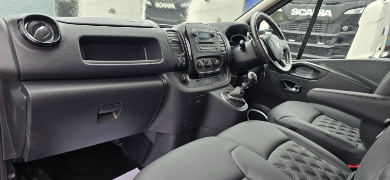 VAUXHALL VIVARO