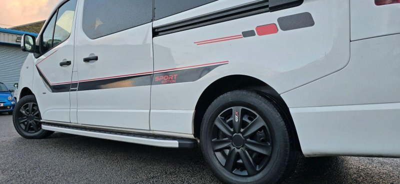 VAUXHALL VIVARO