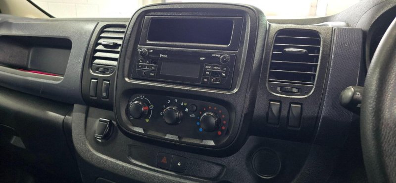 VAUXHALL VIVARO