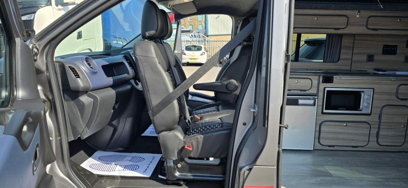 VAUXHALL VIVARO